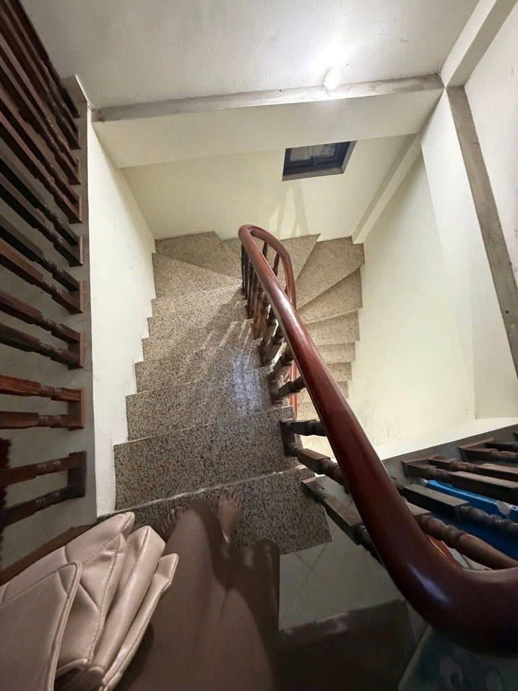 Chỉ hơn 6 tỷ, bán nhà riêng chính chủ phố Định Công 40m,4 tầng mặt tiền 4,5m,ngõ thông,xe 3 gác vào