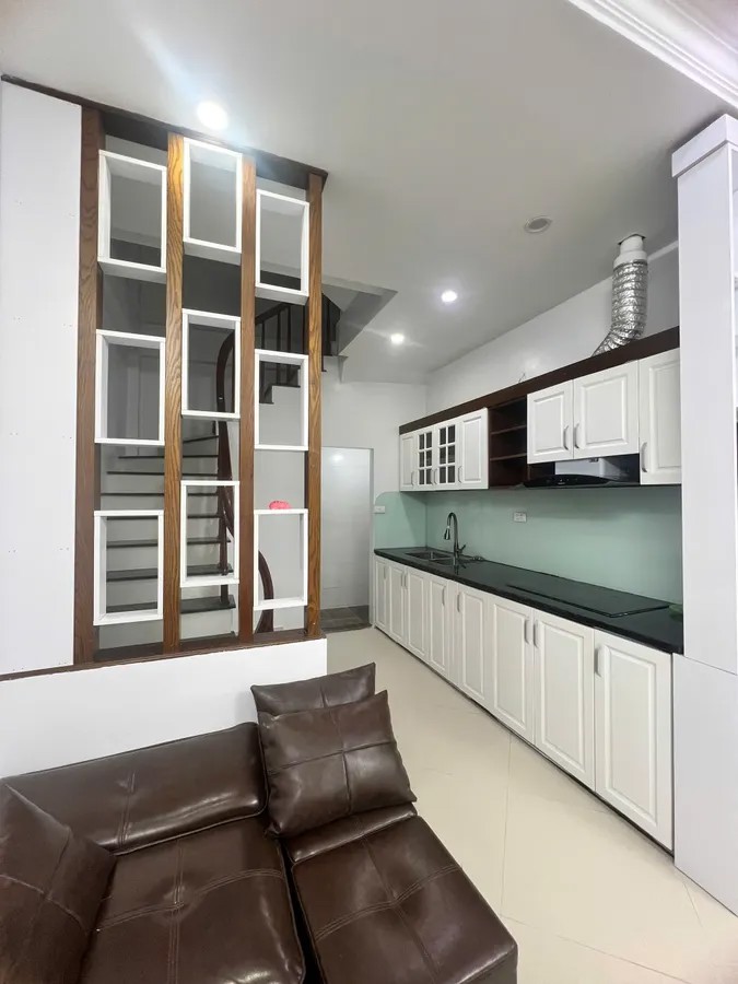 NHÀ MỚI FULL NỘI THẤT Bát Khối 30 m2 X 5 tầng mặt tiền 3.5m 6.1 tỷ Long Biên Hà Nội