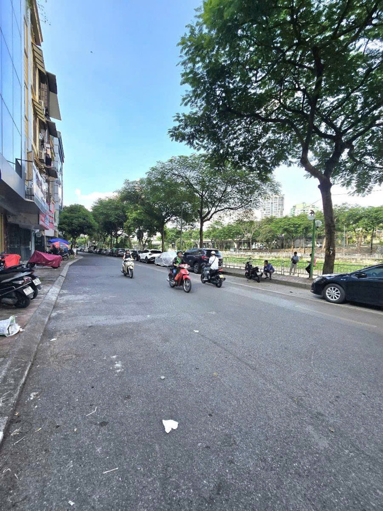 MẶT PHỐ NGUYỄN ĐÌNH HOÀN - NGUYỄN KHANG - 196M² - MT 7.6M - 5 TẦNG - 92 TỶ