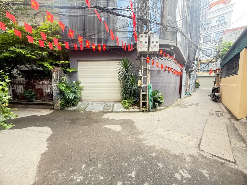 NHÀ MỚI Phố Nguyễn Văn Cừ 32m2  6 tầng X 8.38 tỷ Long Biên Hà Nội