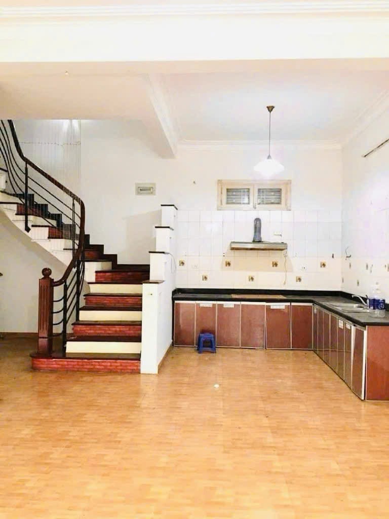 Bán Gấp Nhà Lạc Long Quân, Tây Hồ - 58m², 3 Tầng, Ô Tô Đỗ Cửa - Giá 11.8 Tỷ