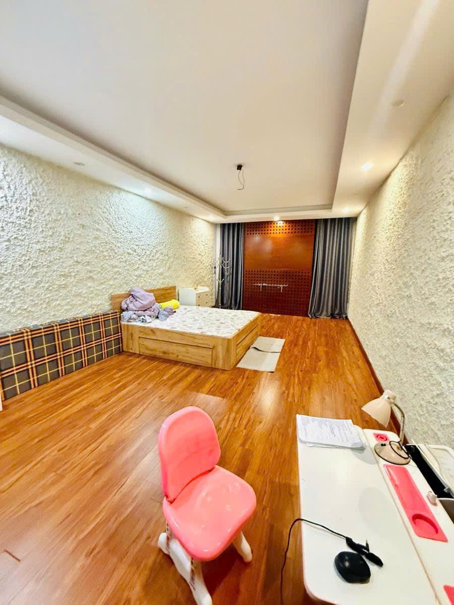 Bán Nhà Phân Lô Hoàng Quốc Việt - Ô Tô Tránh - Kinh Doanh Sầm Uất - 52m² - 18 Tỷ