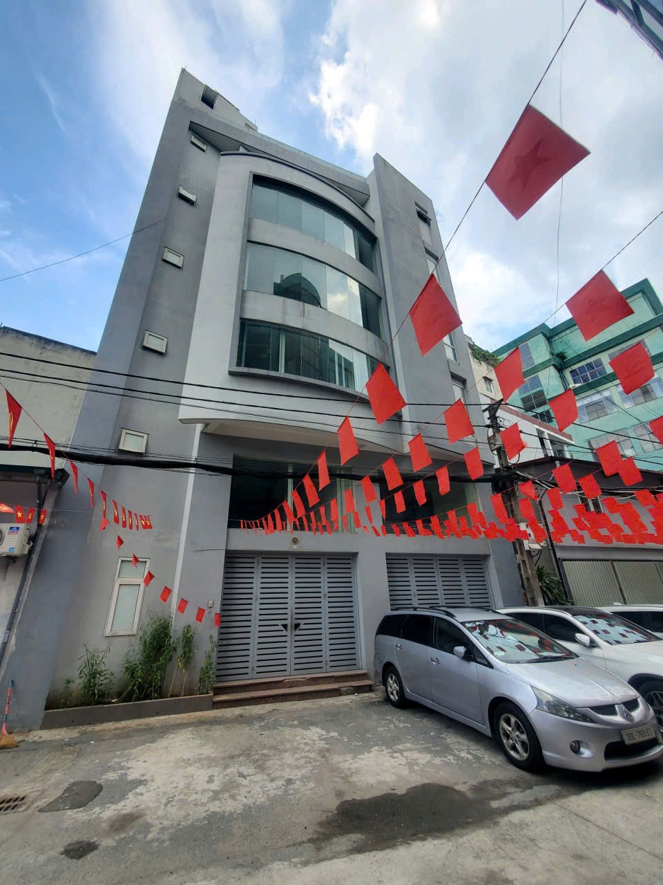 Bán nhà Hoa Lâm, Long Biên 7 tầng, 120m², mặt tiền 10.6m, ô tô tránh - 22 tỷ