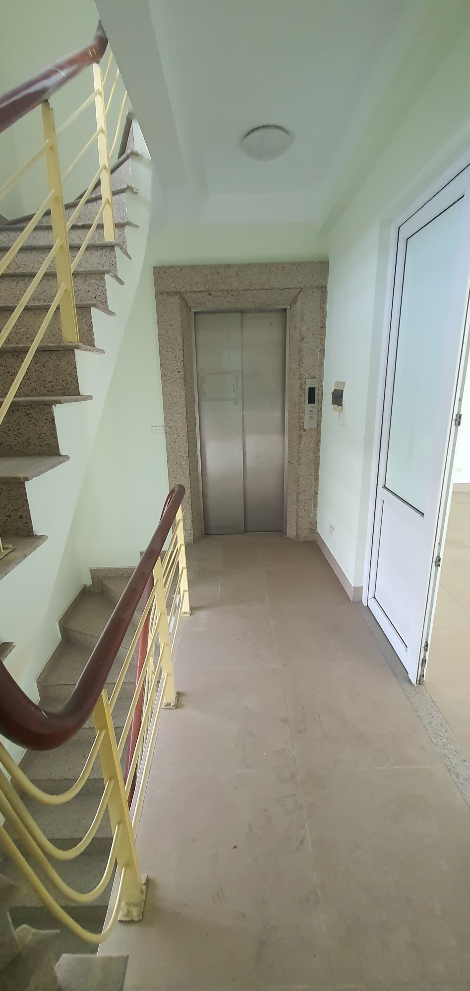 Bán nhà Hoa Lâm, Long Biên 7 tầng, 120m², mặt tiền 10.6m, ô tô tránh - 22 tỷ