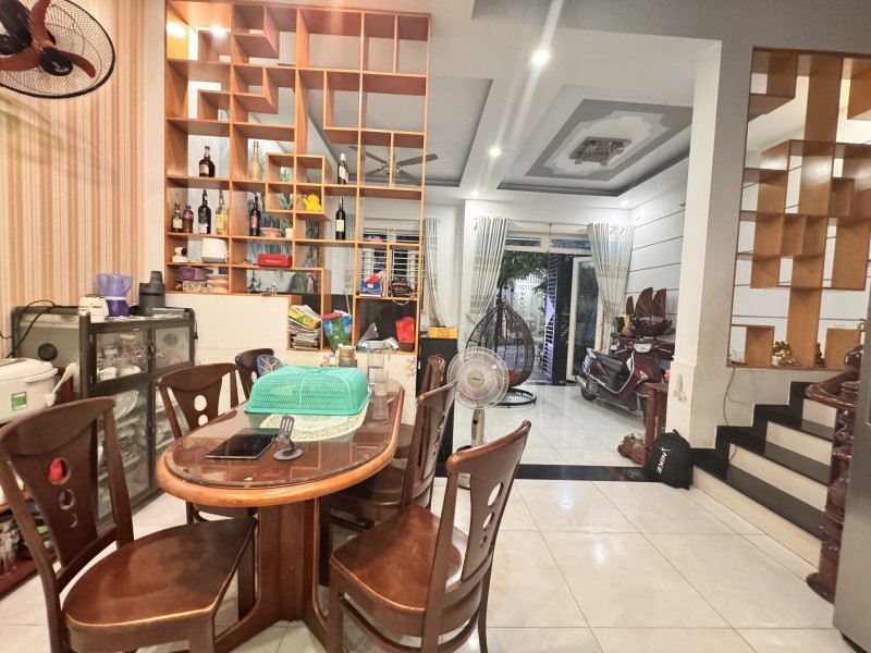 Bán nhà 2 Tầng + Sân Thượng mát mẻ,SHR đường 2 ô tô, gần chung cư Bcons
