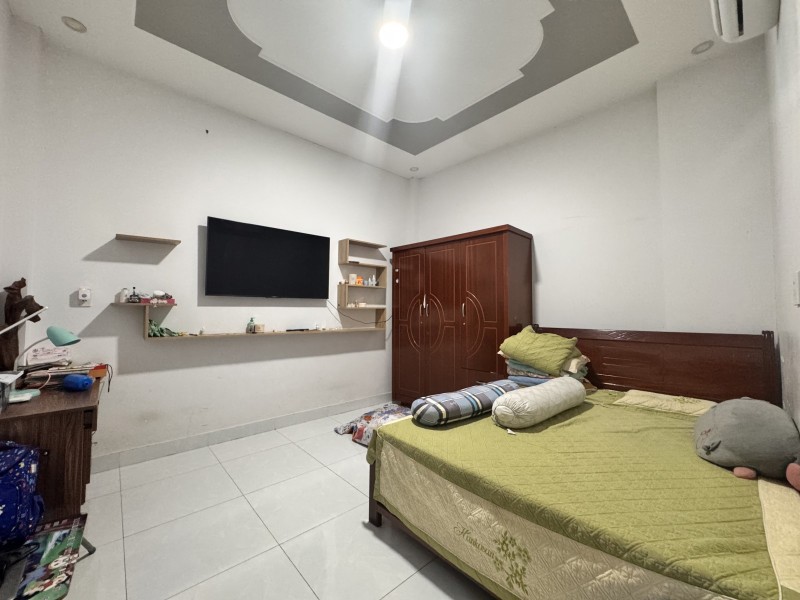 Bán nhà 2 Tầng + Sân Thượng mát mẻ,SHR đường 2 ô tô, gần chung cư Bcons