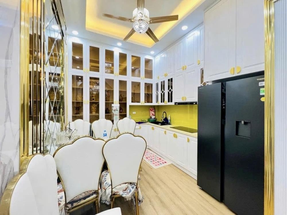Bán nhà phố Hoàng Cầu 44m2, 5 tầng, gần hồ, trường - Giá 13.88 tỷ