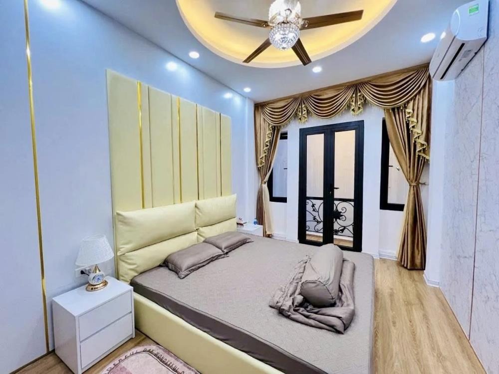 Bán nhà phố Hoàng Cầu 44m2, 5 tầng, gần hồ, trường - Giá 13.88 tỷ