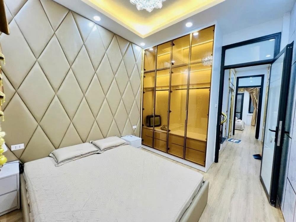 Bán nhà phố Hoàng Cầu 44m2, 5 tầng, gần hồ, trường - Giá 13.88 tỷ