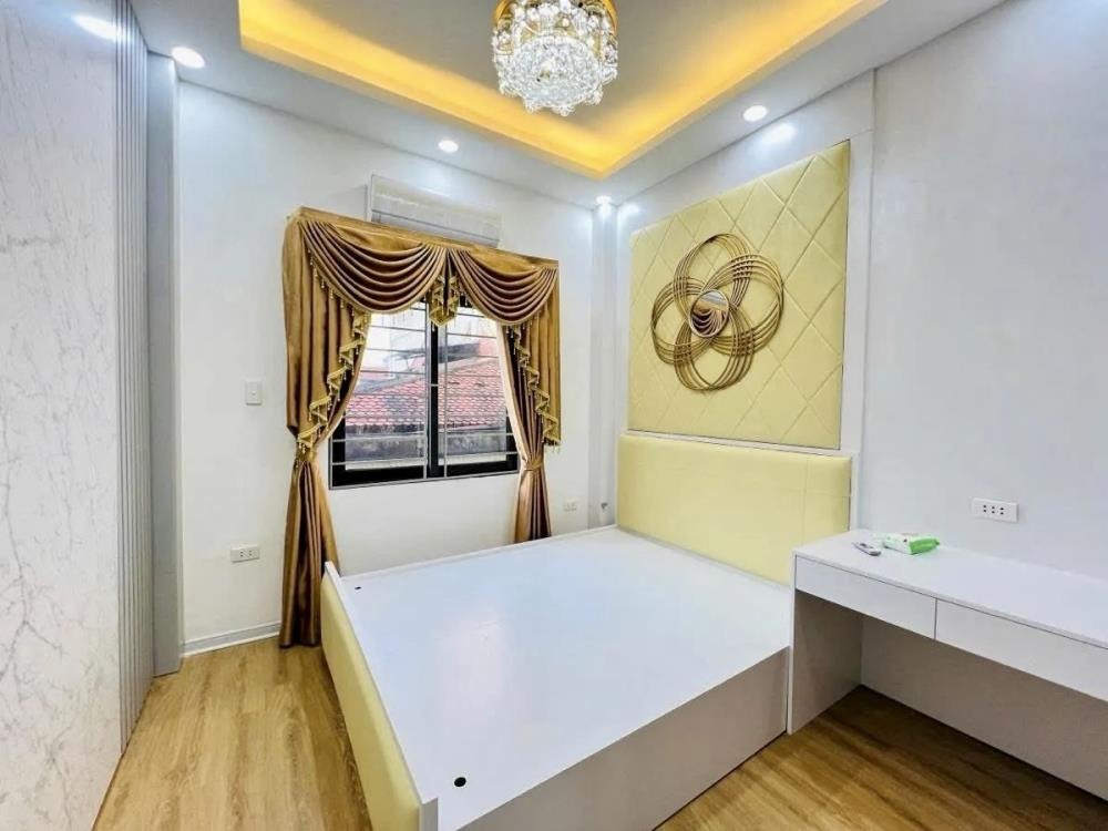 Bán nhà phố Hoàng Cầu 44m2, 5 tầng, gần hồ, trường - Giá 13.88 tỷ