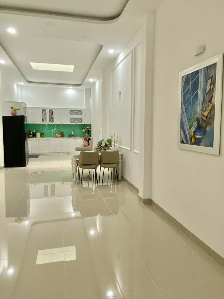 Bán nhà mặt tiền Trịnh Phong , Nha Trang 
Diện tích 81m  Giá bán 14 tỷ
liên hệ e để đi xem nhà