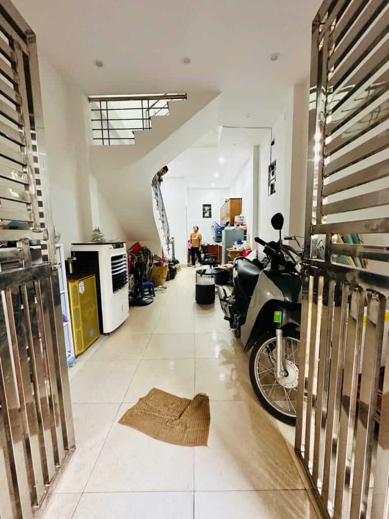 Nhà Góc 2 Thoáng - Thiết Kế Hiện Đại - Vị Trí Đắc Địa