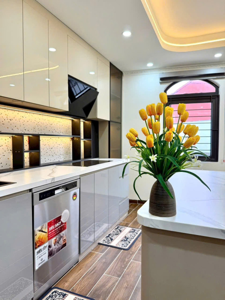 7 TẦNG THANG MÁY -  MẶT TIỀN RỘNG - NỘI THẤT CHÂU ÂU - FULL ĐỒ -Thịnh Quang , Đống Đa 40m. giá 14.8