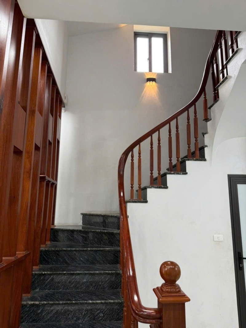 Bán nhà Cự Khối, Long Biên – 5 tầng, 90m², Mặt tiền 5m – Giá 16 tỷ