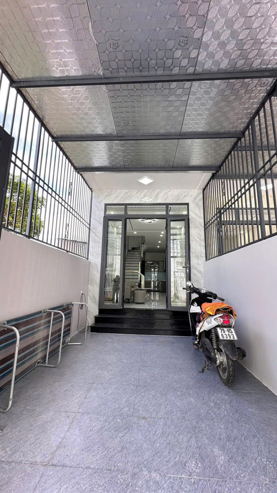 Cần bán: Nhà 3 tầng mới 100%, 4PN, sổ hồng hoàn công — Hẻm 24 Lương Định Của.cách biển 3.5km
