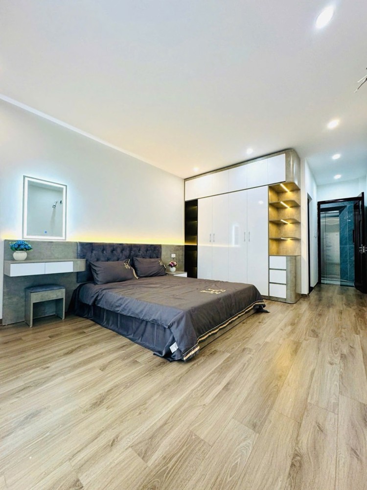 BÁN NHÀ NGUYỄN VĂN LINH, LONG BIÊN- OTO ĐỖ CỬA-THANG MÁY-FULL NỘI THẤT-45M-NHỈNH 8 TỶ