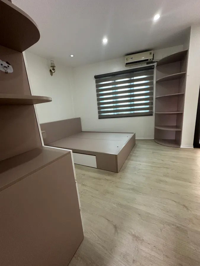NHÀ ĐẸP Ô TÔ ĐỖ CỬA Phố Nguyễn Văn Linh 32m2 X 4 tầng 7.2 tỷ Long Biên-hà Nội