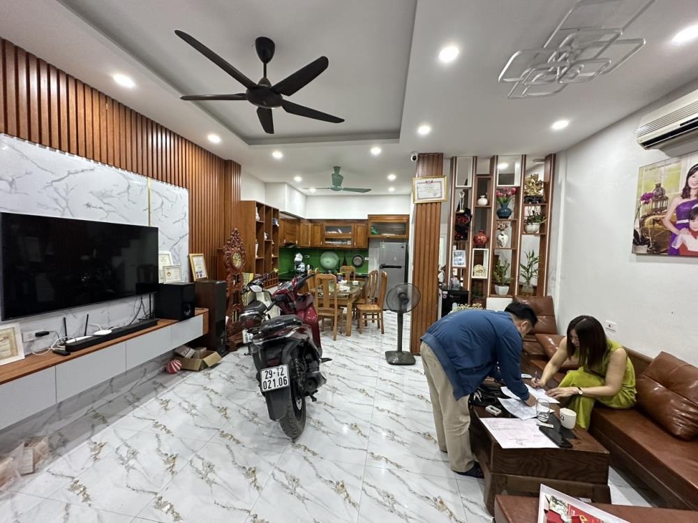 Bán nhà Hoàng Hoa Thám 44m2, 4 tầng, Ô tô đỗ cửa, Giá 8.75 tỷ