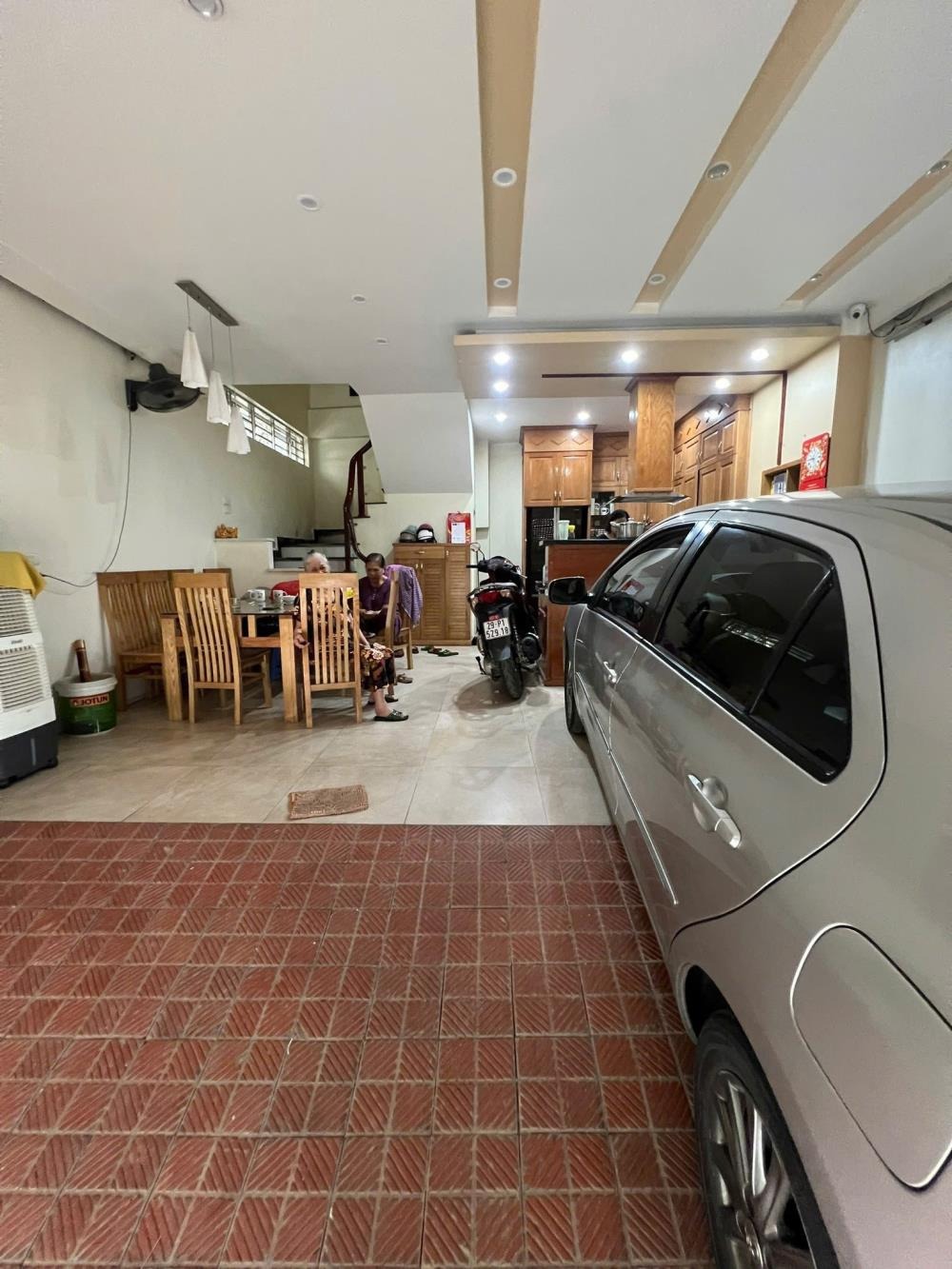 Bán nhà Cầu Giấy 5 Tầng, Gara Ô Tô - 30m Ra Phố - Giá 19.3 Tỷ
