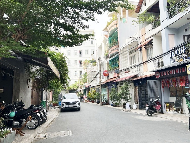 Nhà Cạnh Chợ Hoàng Hoa Thám, Tân Bình - 5x14m, 70m2, Giá 11.x Tỷ Thương Lượng