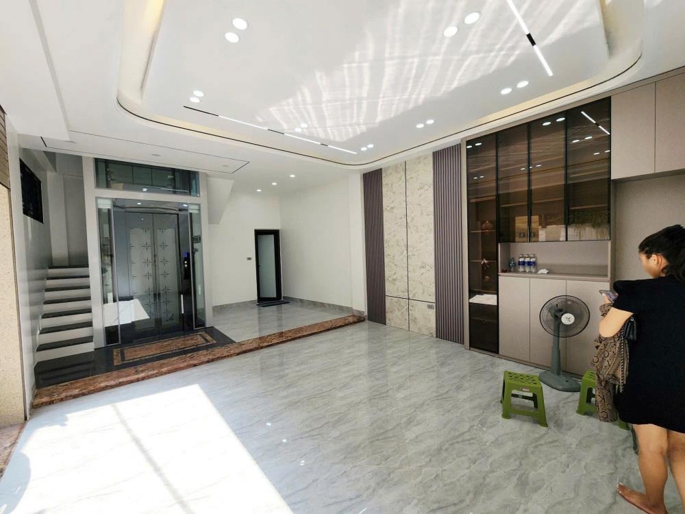 Bán nhà Hoàng Quốc Việt phân lô, ô tô tránh, 5 tầng thang máy, giá 20 tỷ
