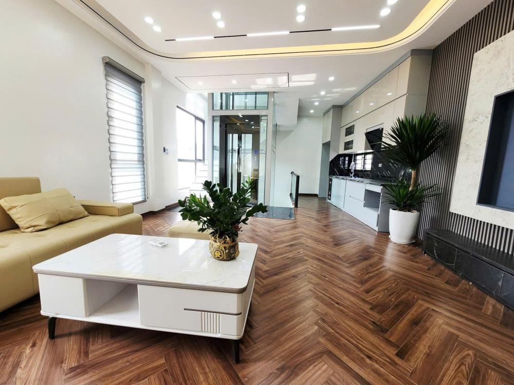 Bán nhà Hoàng Quốc Việt phân lô, ô tô tránh, 5 tầng thang máy, giá 20 tỷ