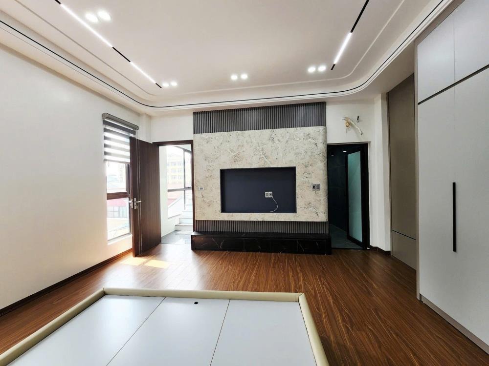 Bán nhà Hoàng Quốc Việt phân lô, ô tô tránh, 5 tầng thang máy, giá 20 tỷ
