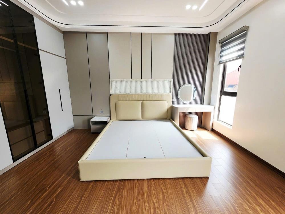 Bán nhà Hoàng Quốc Việt phân lô, ô tô tránh, 5 tầng thang máy, giá 20 tỷ