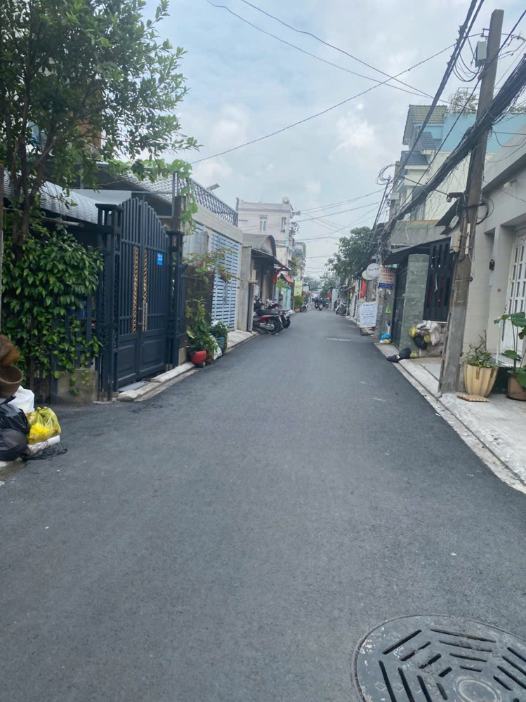 Bán gấp nhà Quốc Lộ 13, 131m2 Ngang hơn 6m Hẻm xe hơi thông, chỉ 7.5 tỷ