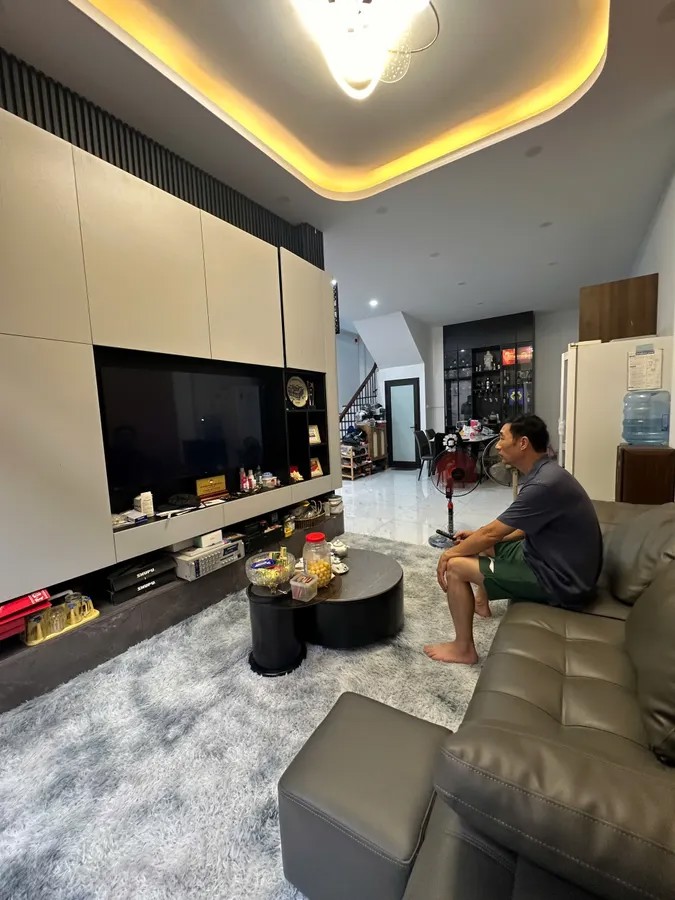 BÁN NHÀ RIÊNG DÂN XÂY Phố Nguyễn Văn Cừ 55m2 X 5 tầng MT 5.9m,9.6 tỷ Long Biên Hà Nội