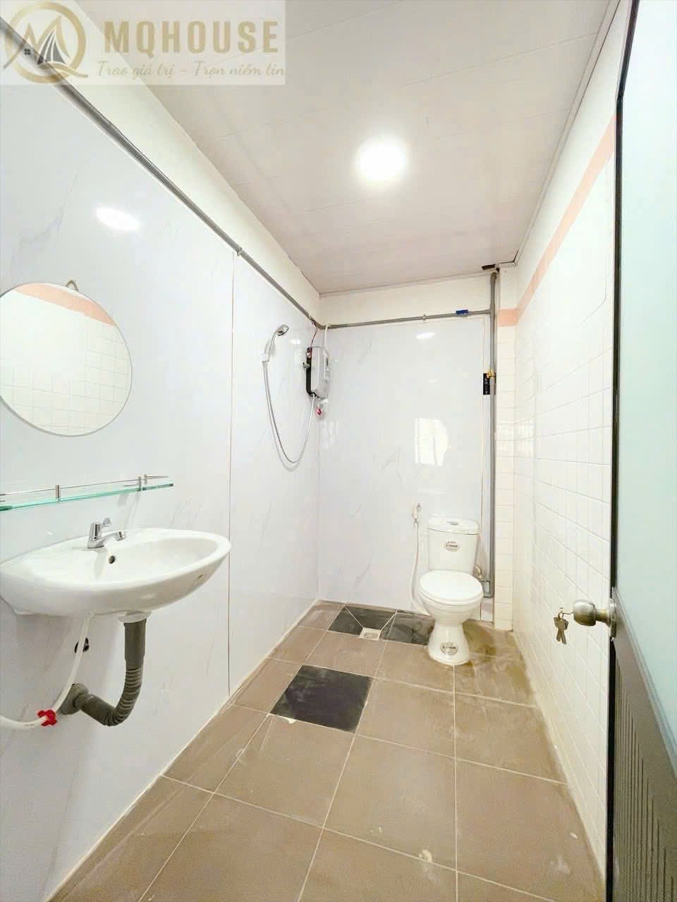 Bán Nhà Mặt Tiền Quận 1 - 5 Tầng, Thang Máy, 2 Mặt Tiền Nguyễn Văn Nguyễn - Lợi Nhuận Cao