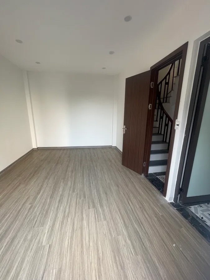 NHÀ MỚI ĐẸP Ở LUÔN  Nguyễn Văn Linh 32m2 X 5 tầng 5.5 tỷ Long Biên Hà Nội