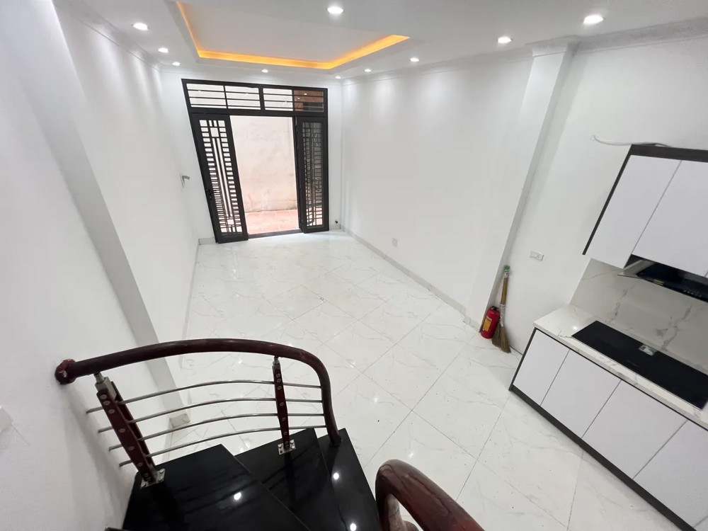 Bán nhà riêng Gia Quất 35m2 X 5 tầng 6.1 tỷ Long Biên Hà Nội