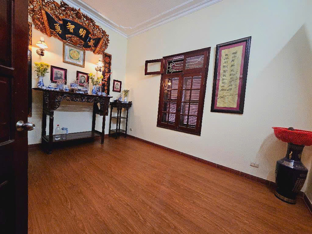 Bán Nhà Lạc Long Quân , 92.3m , 5 tầng, gala gala oto vào nhà! Full nội thất!