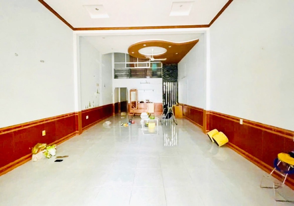 Nhà 1 Trệt 1 Lầu, Xe Hơi Ngủ Trong Nhà, Ngay Chợ Dĩ An, 125m², Nhỉnh 3 Tỷ