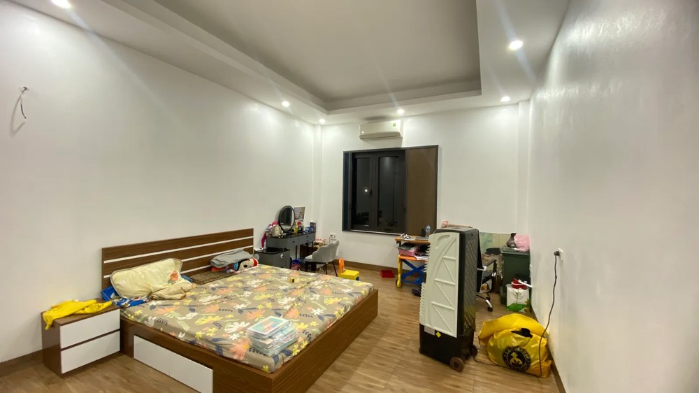 BÁN NHÀ RIÊNG Ô TÔ ĐỖ CỬA  Độc Lập- Cự Khối  60- 3 tầng nhỉnh 6 tỷ
Long Biên