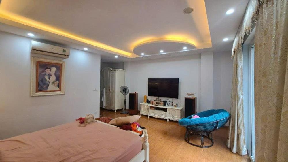 Cho Thuê Nhà Nguyên Căn Nguyễn Văn Cừ - 7m Mặt Tiền, 6 Tầng, Thang Máy