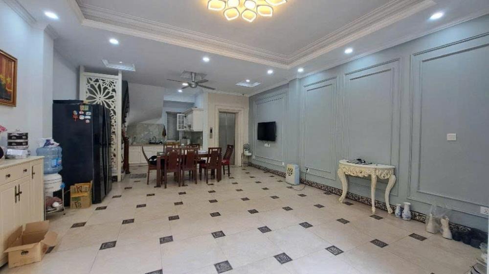 Cho Thuê Nhà Nguyên Căn Nguyễn Văn Cừ - 7m Mặt Tiền, 6 Tầng, Thang Máy