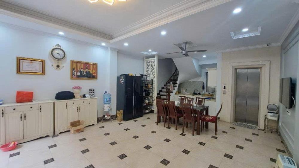 Cho Thuê Nhà Nguyên Căn Nguyễn Văn Cừ - 7m Mặt Tiền, 6 Tầng, Thang Máy