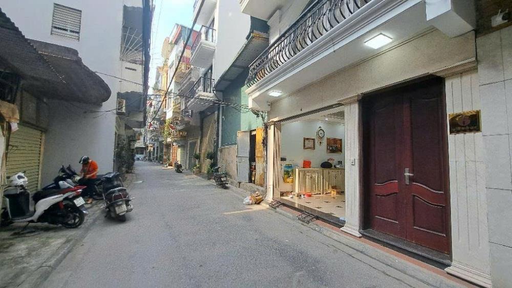 Cho Thuê Nhà Nguyên Căn Nguyễn Văn Cừ - 7m Mặt Tiền, 6 Tầng, Thang Máy