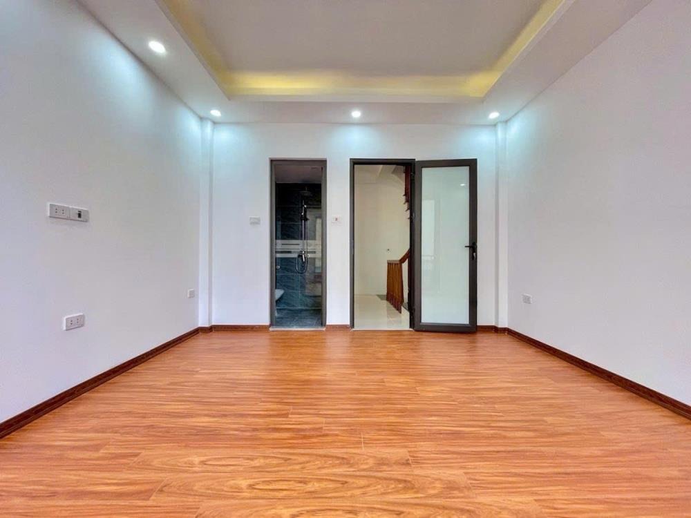 Bán nhà Kim Đồng, Giáp Bát: 40m2, 5 tầng, Ô tô đỗ cổng, Giá 8.9 tỷ