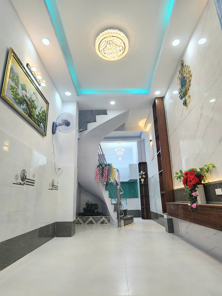 Nhà 3 lầu đúc có sân thượng hẻm Tùng Thiện Vương P13Q8 Full nội thất