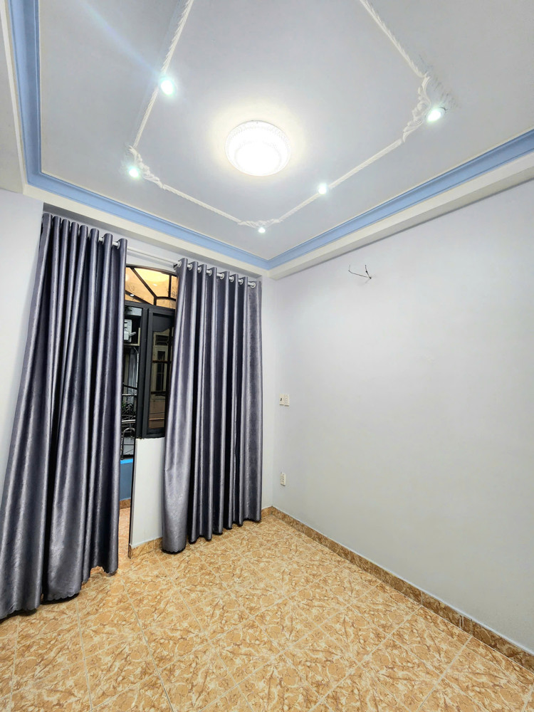 Nhà 3 lầu đúc có sân thượng hẻm Tùng Thiện Vương P13Q8 Full nội thất