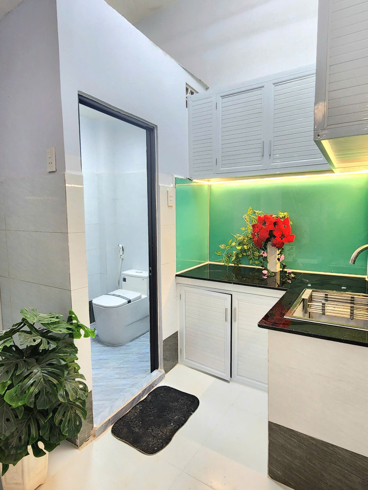 Nhà 3 lầu đúc có sân thượng hẻm Tùng Thiện Vương P13Q8 Full nội thất