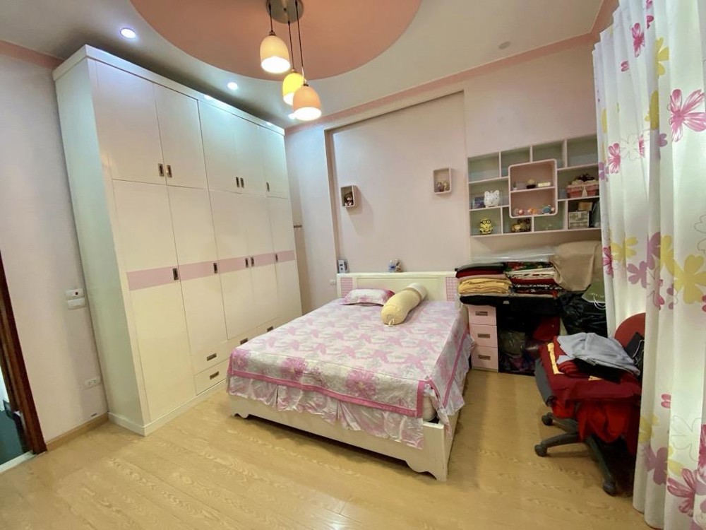 Mặt phố Hoàng Quốc Việt, lô góc, ô tô tải tránh, giá cực tốt