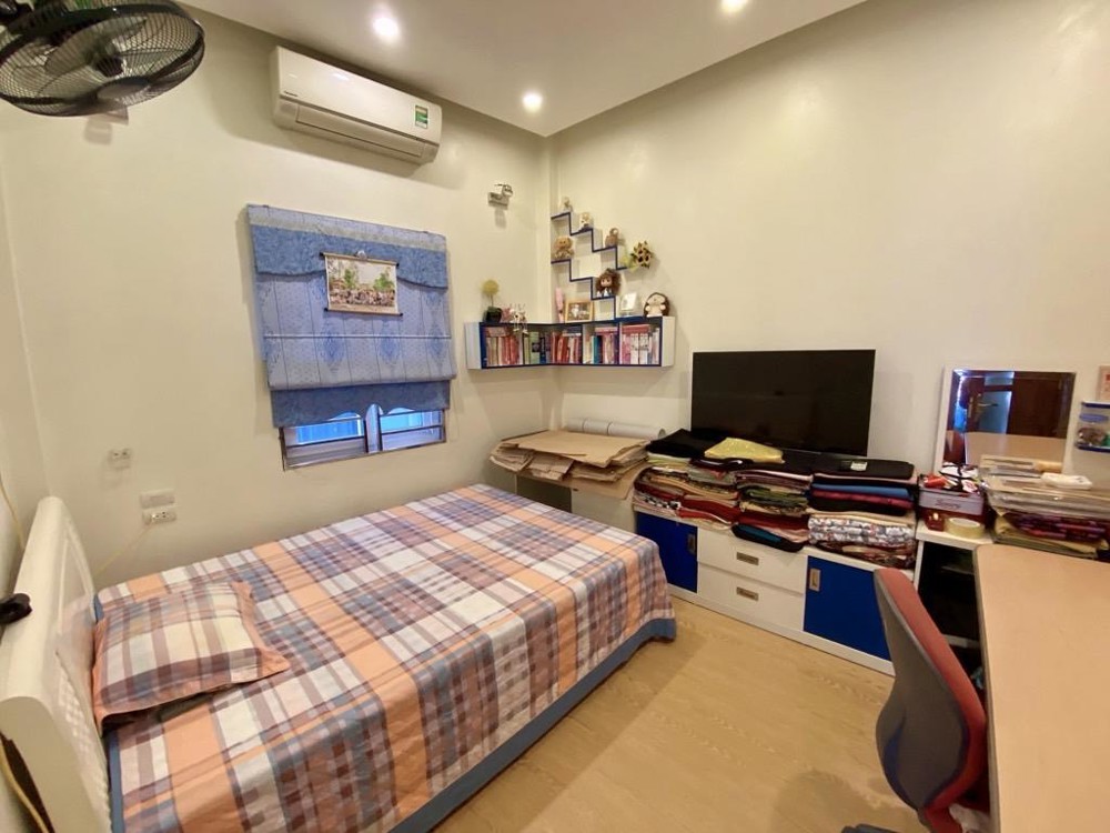 Mặt phố Hoàng Quốc Việt, lô góc, ô tô tải tránh, giá cực tốt