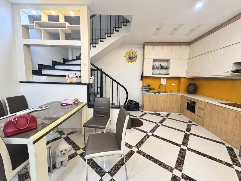 Bán nhà Nguyễn Văn Cừ, Ngọc Lâm - 5 Tầng, Oto Đỗ Cổng - 8 Tỷ Nhỉnh