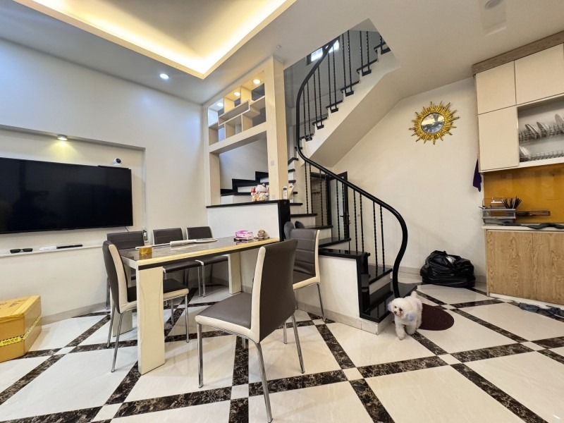 Bán nhà Nguyễn Văn Cừ, Ngọc Lâm - 5 Tầng, Oto Đỗ Cổng - 8 Tỷ Nhỉnh