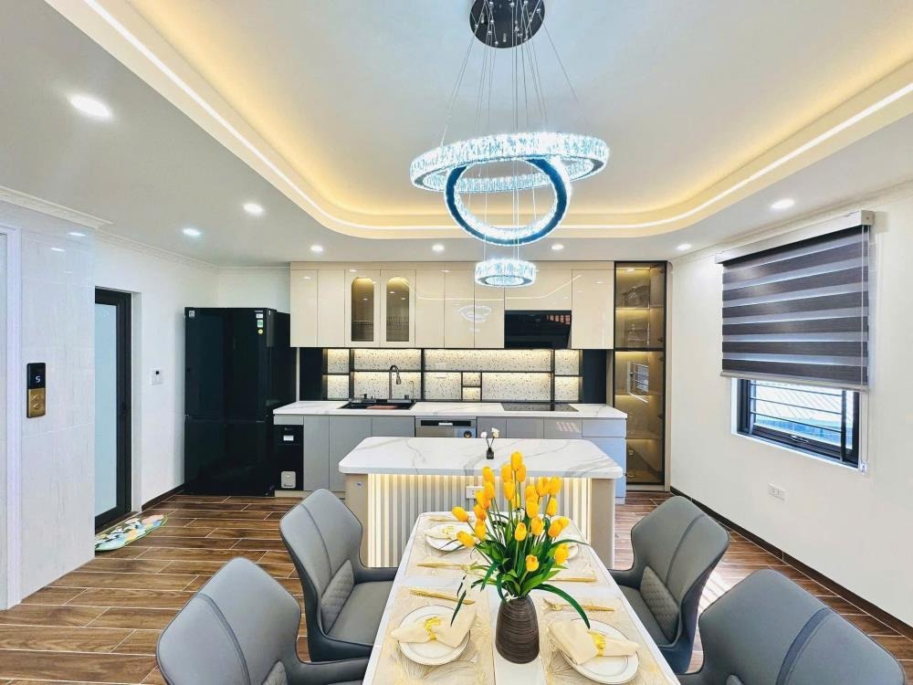 Bán nhà Hoàng Quốc Việt 63m² x 6 tầng, thang máy, phân lô, ô tô tránh, KD 25 tỷ