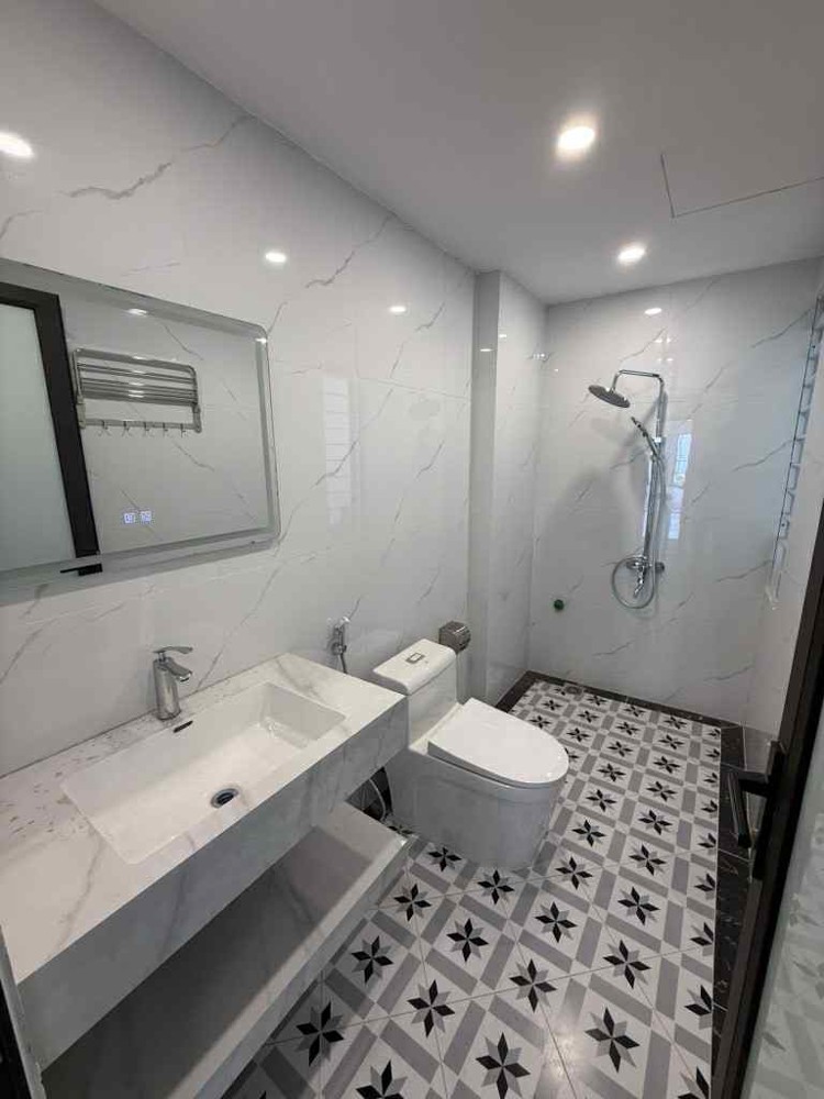 bán nhà Hoa Lâm-Việt Hưng, 83m x 5 tầng, thang máy, gara, nở hậu, 6 ngủ khép kín, dòng tiền